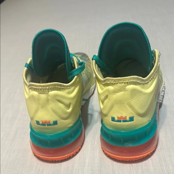 Nike LeBron 18 Low Palmer Green and Orange Athletic Shoes with Modern Design - Picture 5 of 6